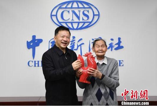 98岁仍造“纸弹”的新闻老枪：执子之手、执笔一生