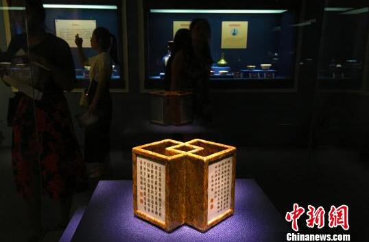 安徽展出百余件景德镇窑皇家瓷器 乾隆御用笔筒受关注