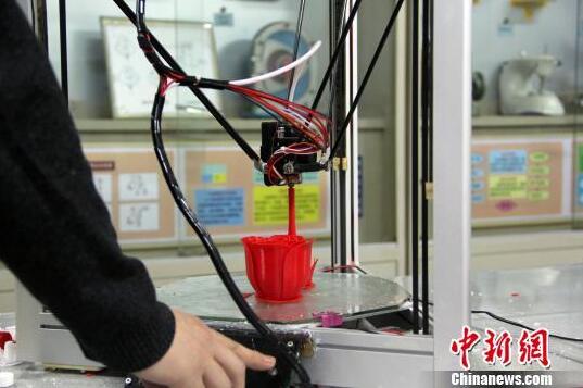 江西工科男炫技玩浪漫：女生节赠3D打印玫瑰