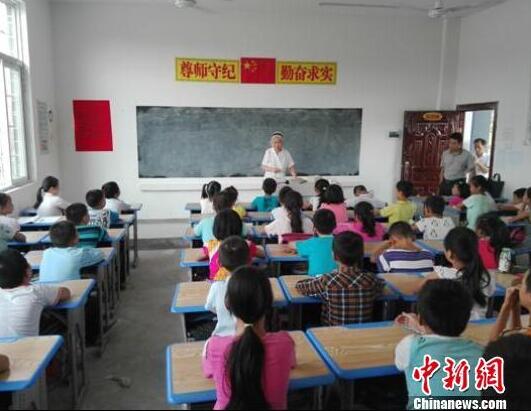 八旬教师卖房筹捐建小学 每天生活费不过10元