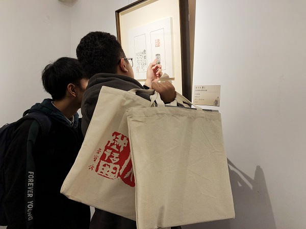 23.学生们在展览中讨论02.jpeg