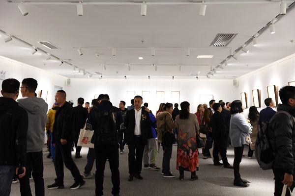 16.展览现场宾客如云.JPG