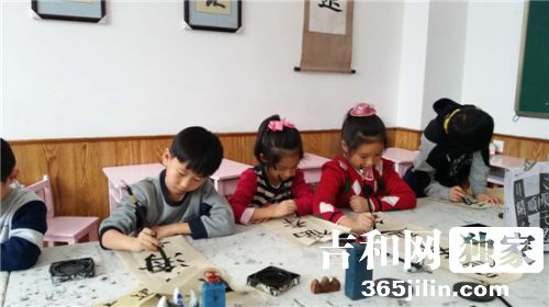 延吉市烟厂社区开展“庆双节书画比赛”