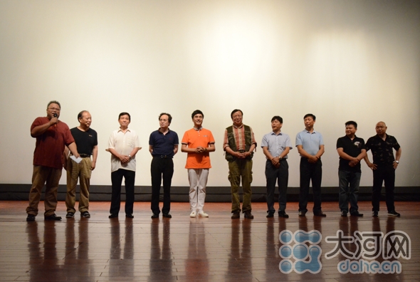 导演雷丹向观众介绍《全家福》主创人员及主要演员