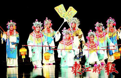 
▲演出有传统京剧、现代京剧、川剧、粤曲、秦腔等戏曲，让前来听戏的环卫工人大饱耳福。本组图片 《东江时报》记者朱金赞 摄
