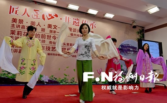 福建省图互动式讲座介绍闽剧　听众穿上戏服体验戏曲魅力