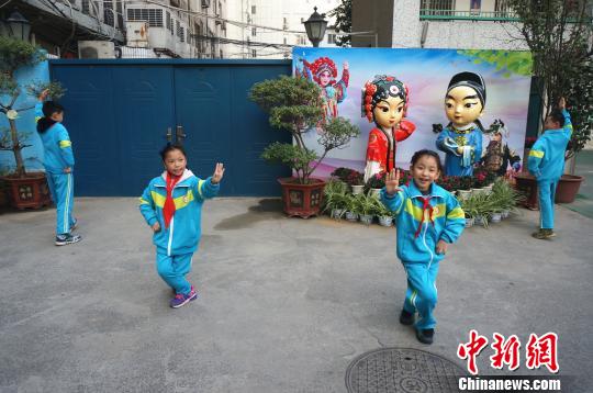 图为孩子们展示学习的豫剧唱段。　韩章云 摄