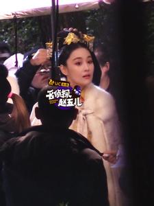 张馨予拍戏额头冒痘忙补妆 亲上手猛扑粉