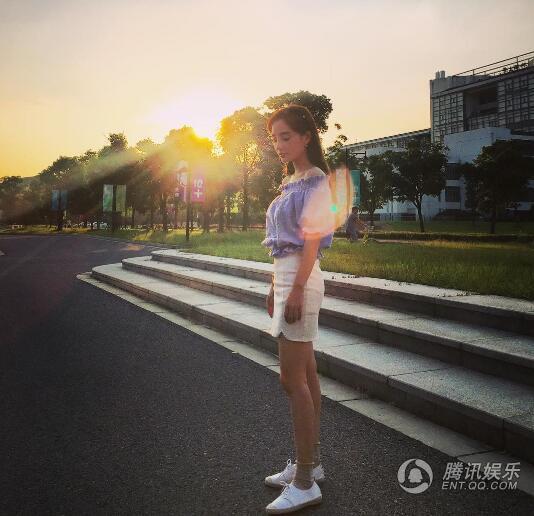 李小璐悄无声息的秀恩爱 和贾乃亮手牵手好甜