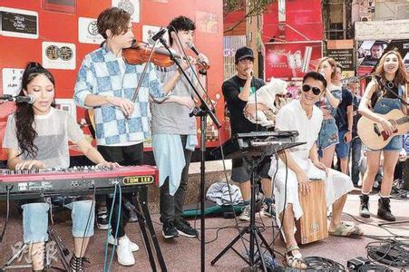 谢霆锋香港街头玩快闪 木箱鼓玩嗨打飞一只拖鞋！